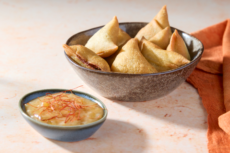 Samosa met mango-chilidip