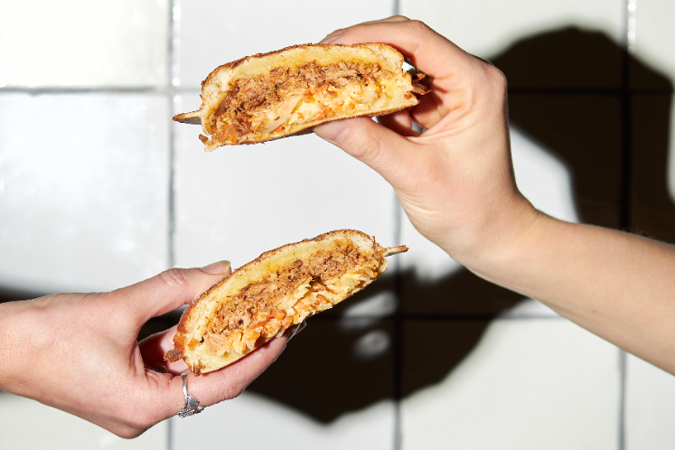 Sandwich disc met cheesy pulled pork