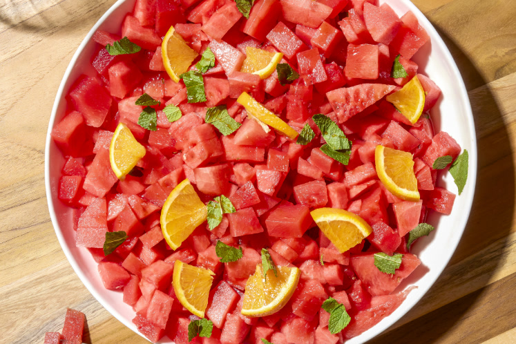 Sangria-geïnjecteerde watermeloen met hot honey en munt