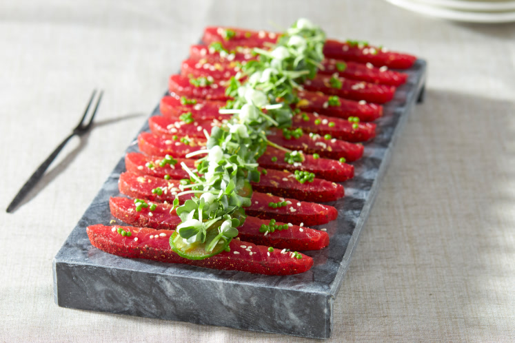 Sashimi stijl zalm met bladgoud