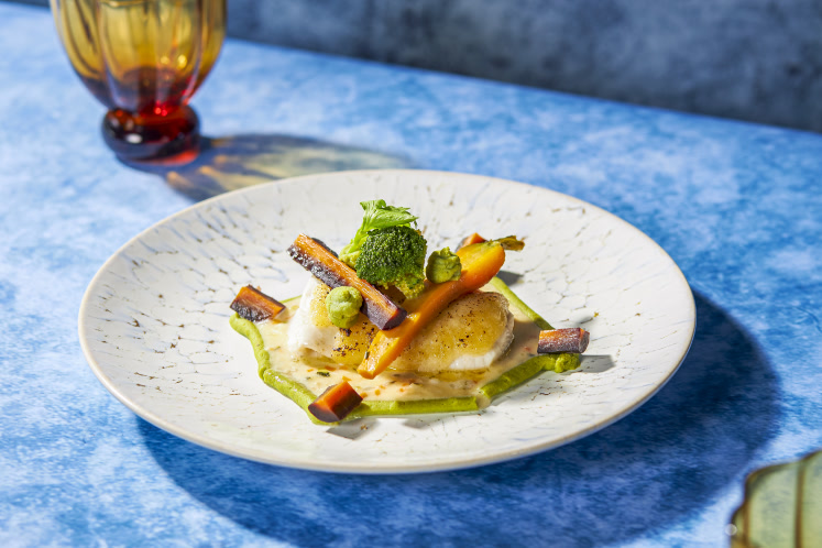 Scholfilet met Gruyèrekorst, crème van doperwt en lavendelsaus