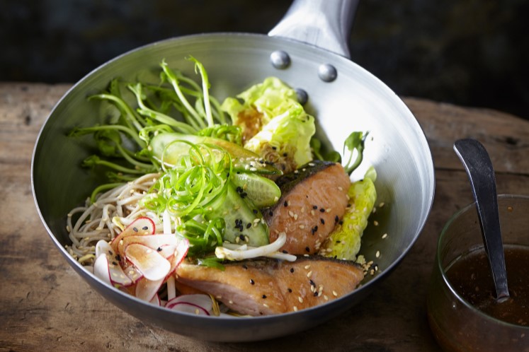 Soba noedelsalade met zalm en sesam soja vinaigrette