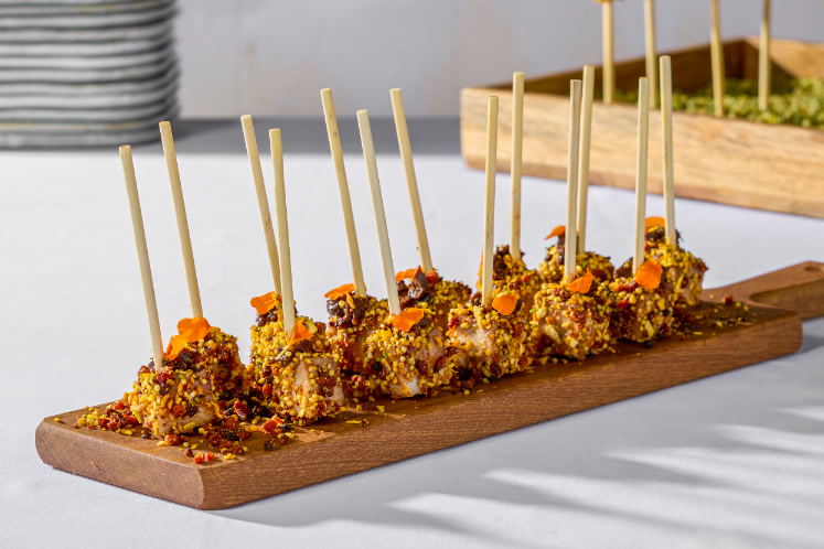 Spies van buikspek met BBQ-saus, panko, chorizo en XO-paddenstoelen