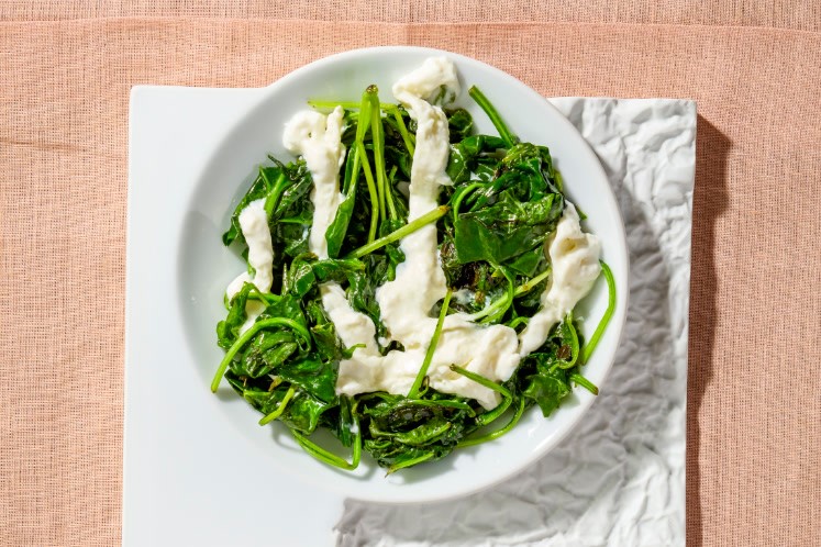 Spinazie van de barbecue met stracciatella