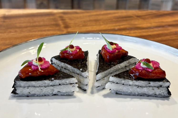 Sushitaart met gelakte eend en radijs — extra image