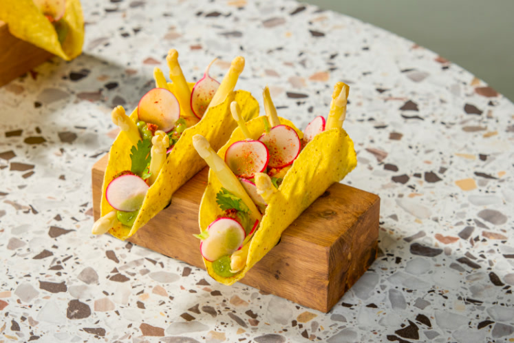 Taco’s met gegrilde witte asperges en avocado