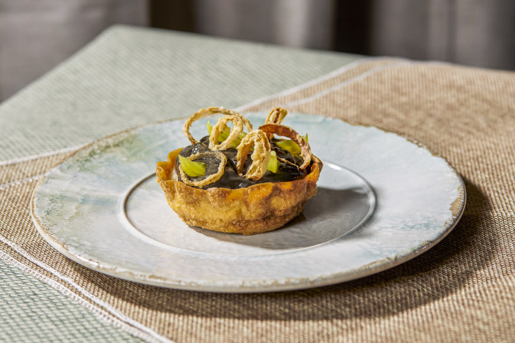 Tartelette met gele ui, boerenkool en hollandaise van gefermenteerde knoflook