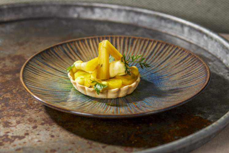 Tartelette gevuld met structuren van gele winterpeen