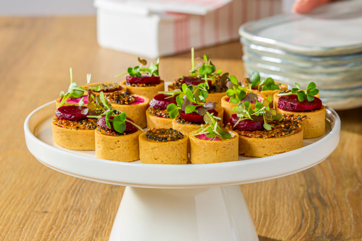 Tartelettes met crème brûlée van rode biet, sesamkrokantje en gerookte bietjes