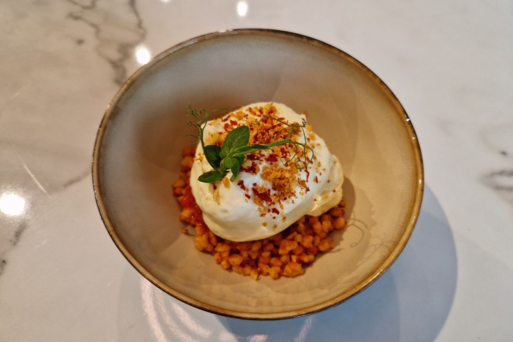 Tasty tom tomaat met maftoul, gerookte olijfolie, ingelegde citroen en schuim van burrata