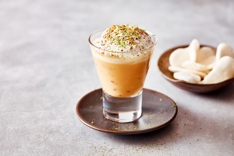 Thaise rode currysoep met kokosschuim