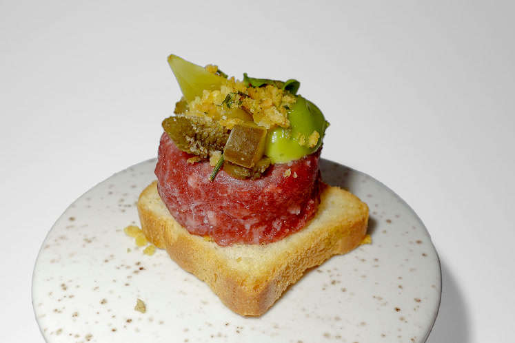 Toast ossenworst, atjar van Amsterdams zuur, krokant van ui en spek met bieslookcrème