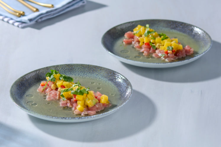 Tonijn met mango, avocado en djeroek poeroet