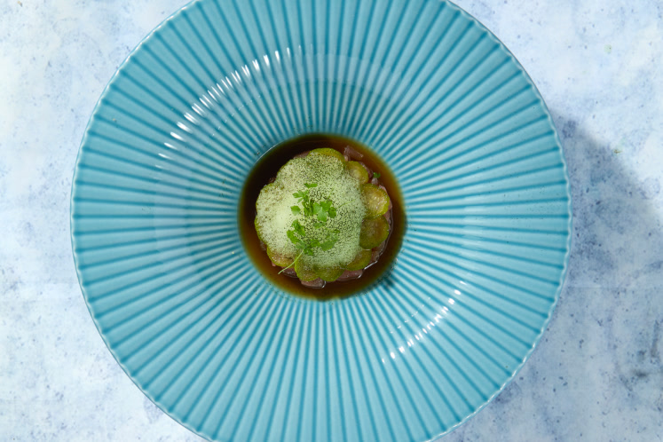 Tonijn in ponzu met komkommer en bieslookgemberschuim