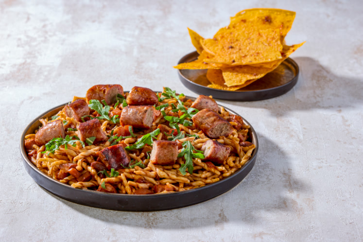 Trafilata met venkelworst, nduja-chips en rode wijnsaus met eendenham