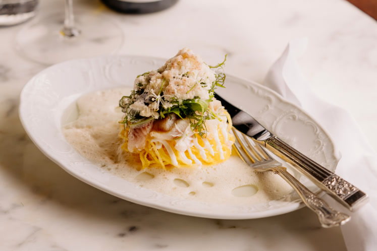 Paling met krokante aardappel, mierikswortel en kruidensalade