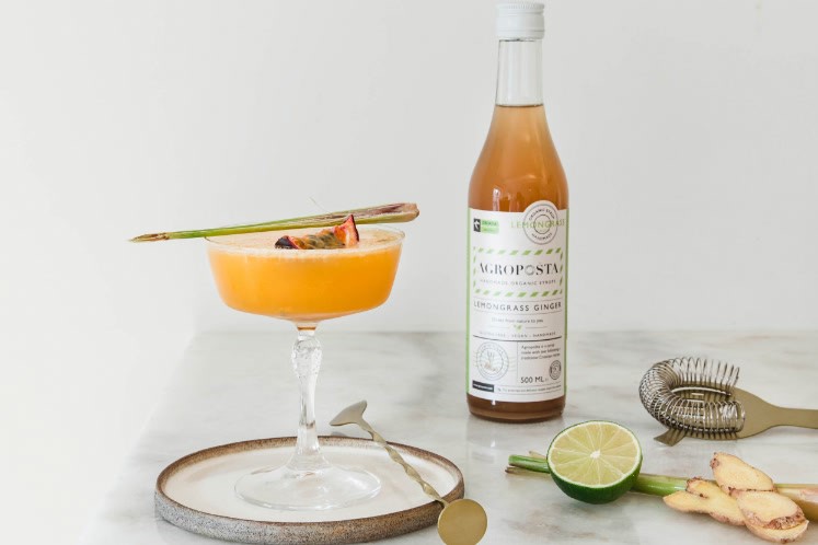 Tropical Grass cocktail met citroengras-gembersiroop