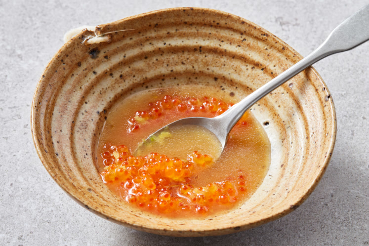 Ponzu dressing met zalmeitjes