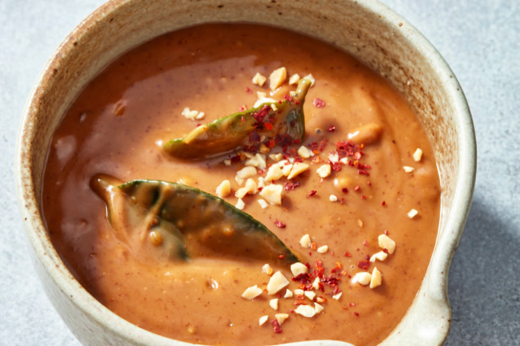 Satésaus met kokos, chili en limoenblad
