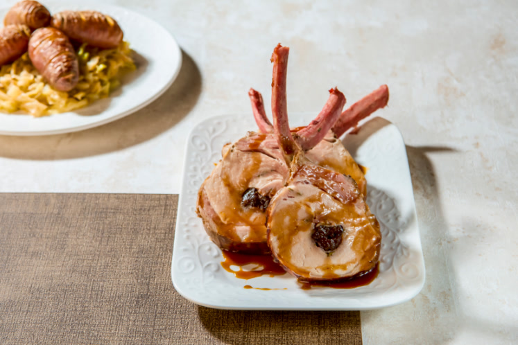 Gevulde varkensrack met pruimen en spek