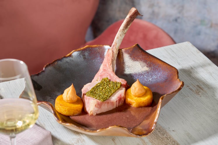 Varkensrib met kruidenkorst, krokante aardappel en polenta