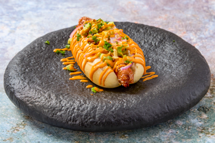 Vegan hotdog met spicy katjang