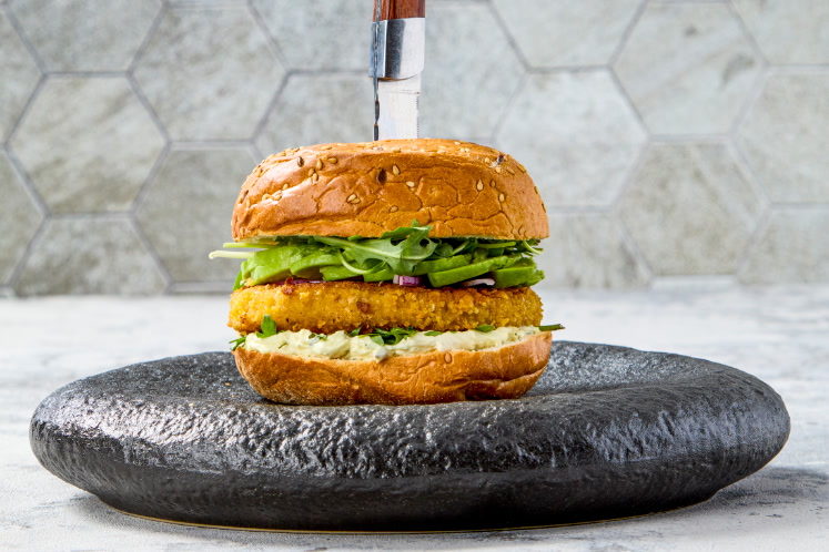 Vegan krokante kipburger met sriracha mayonaise