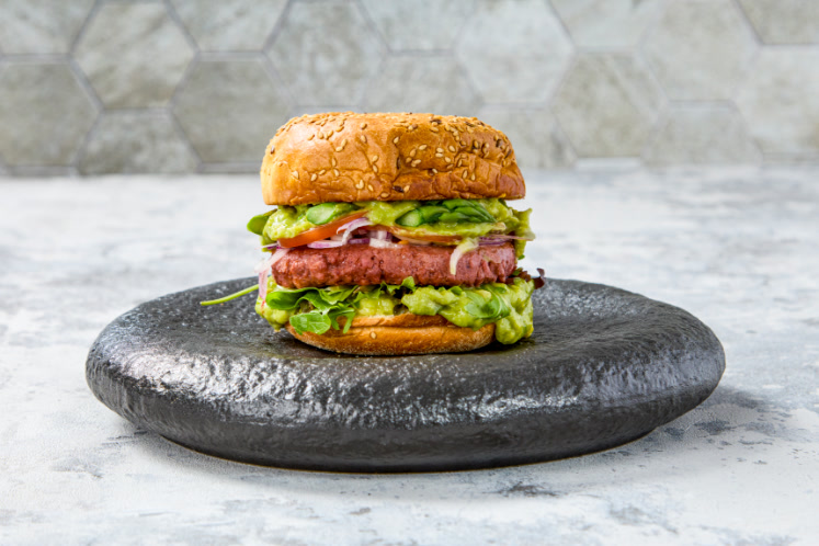 Vegan quarter pounder met avocado, tomaat en limoenmayonaise