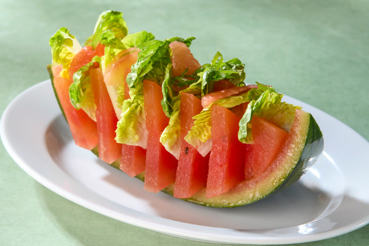 Barbecue-watermeloen met een salade van suikersla en grapefruit