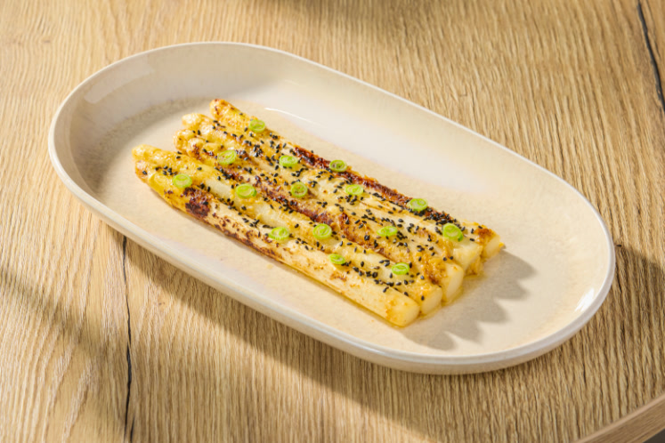 Witte asperges met misoboter en sesam