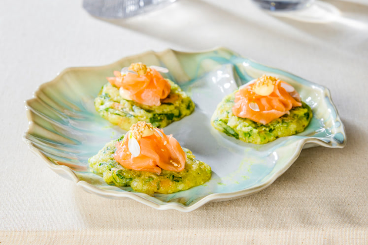 Zalmcarpaccio met groentepannekoekjes en limoen-mayonaise