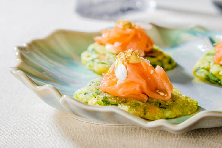 Zalmcarpaccio met groentepannekoekjes en limoen-mayonaise — extra image