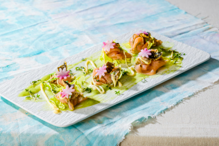 Zalmcarpaccio met zeewier, wakame en nori chips