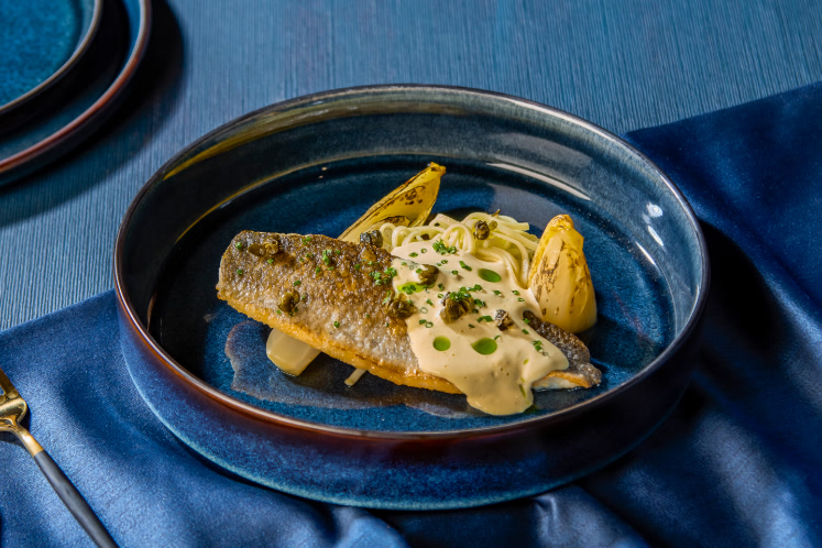 Zeebaars met witlof, tajarin en hollandaisesaus