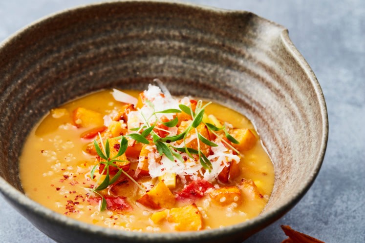 Zoete aardappel-pompoensoep met pecorino