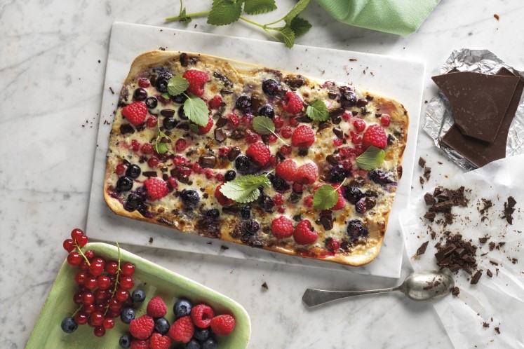 Zoete flammkuchen met stracciatella en bessen
