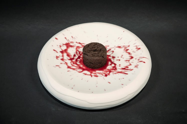 Zwart sesamcakeje met bloedend hart van framboos