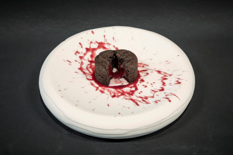 Zwart sesamcakeje met bloedend hart van framboos — extra image