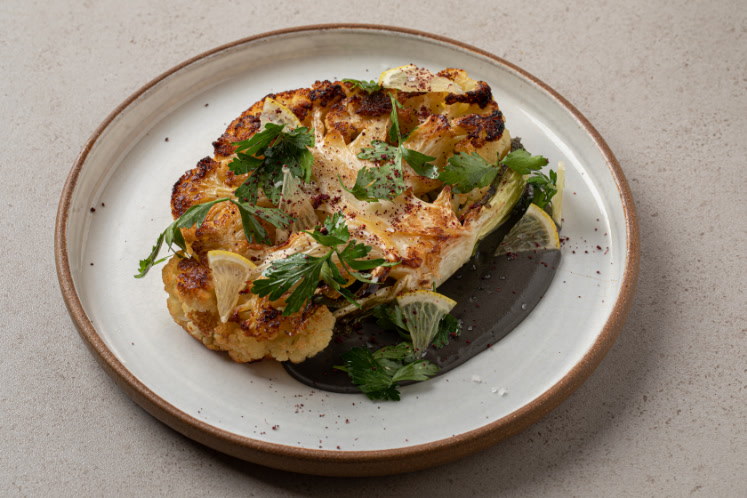 Zwarte tahini en truffel-bloemkoolsteak