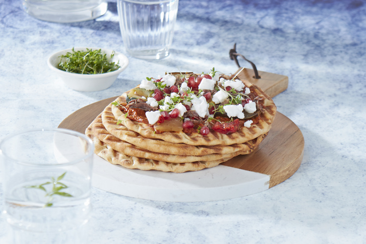 Geroosterde pita met muhammara, geroosterde groenten, barbecue jackfruit en Greek White