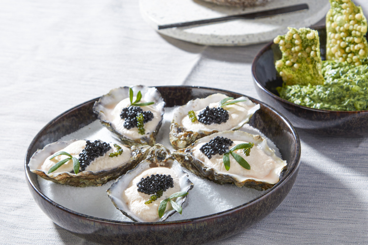 Oesters met schuim van Aperol, dip van wakame en algenchips