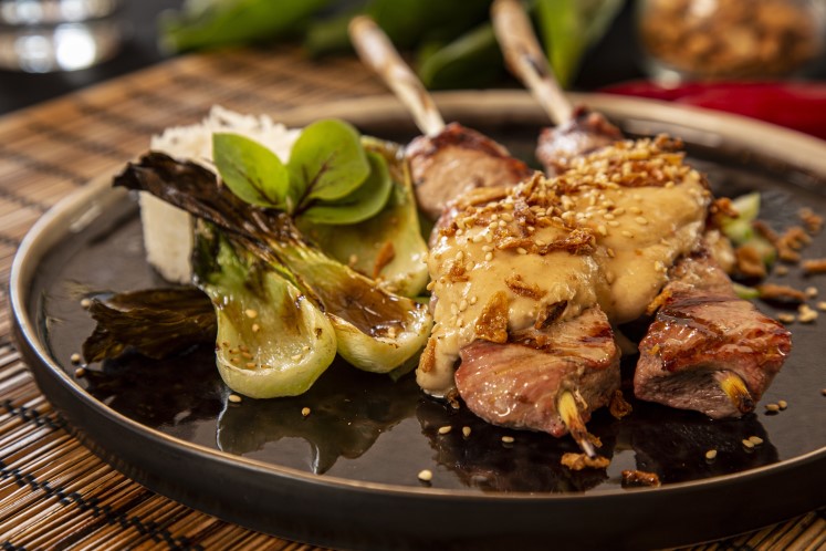 Kalfs dikke lende op serehspies met pindasaus