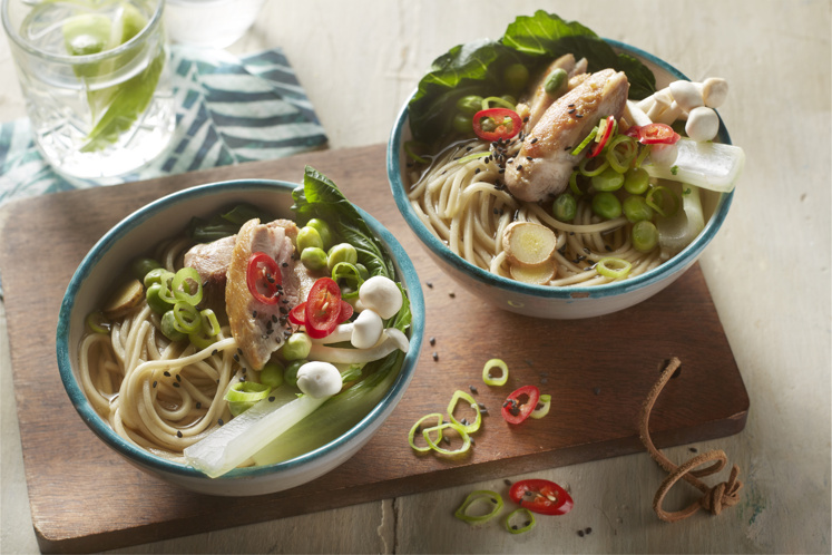 Kip ramen met paksoi en doperwten
