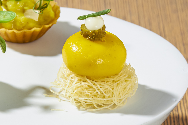 Mousse van piccalilly met krokante kataifi, augurk en zure mayonaise