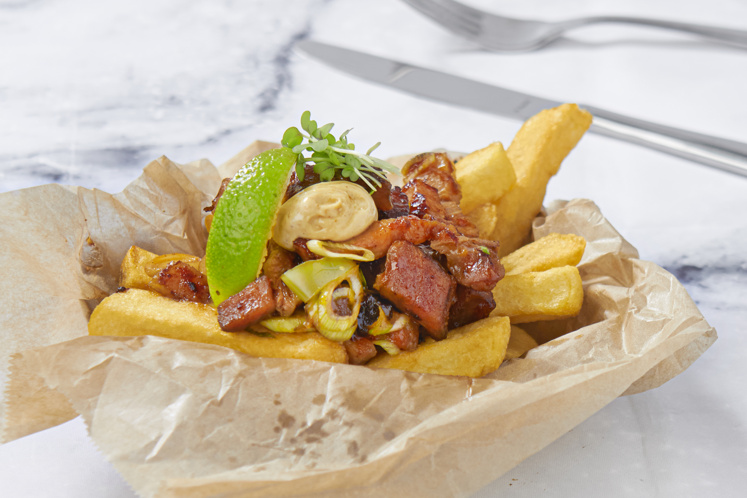 Loaded fries met buikspek en kimchi mayonaise