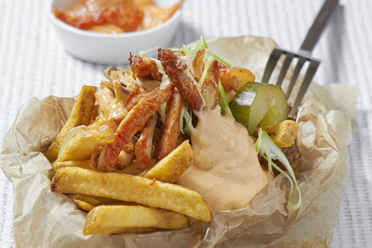Loaded fries met cajun kip, kimchi en kimchi mayonaise