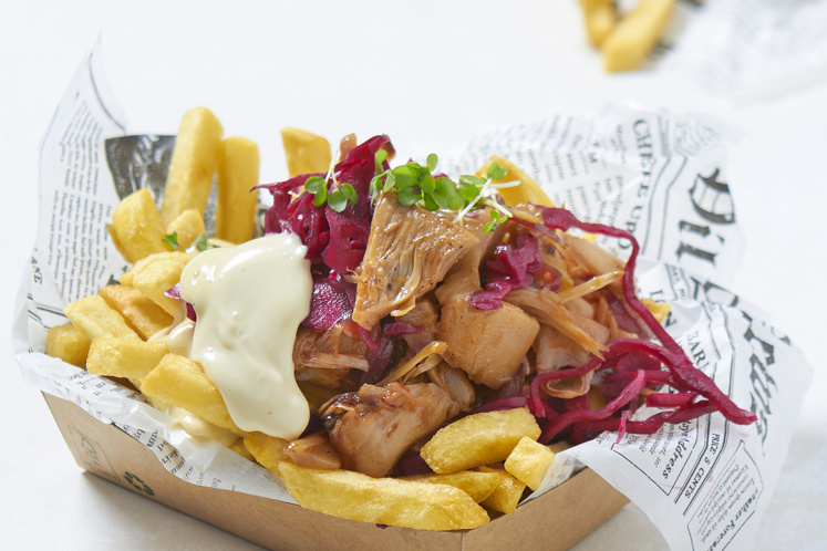 Loaded fries met jackfruit en vadouvan mayonaise