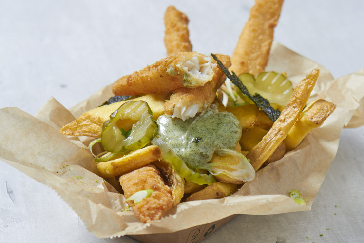 Loaded fries met schol goujonettes en zeewier mayonaise