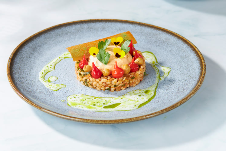 Maftoul salade met gezouten citroen, platte peterselie, harissa en karnemelk