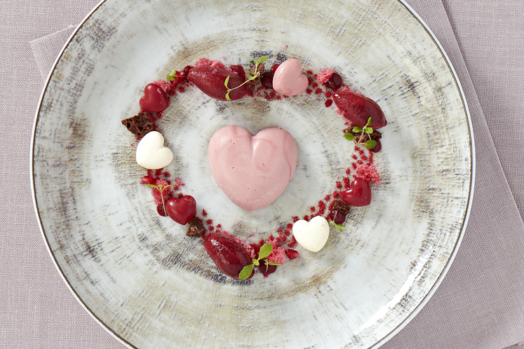 Namelaka van frambozenchocolade & witte chocolade en sorbet rood fruit